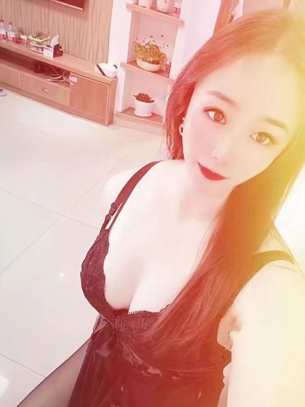 温柔体贴的金发小妹