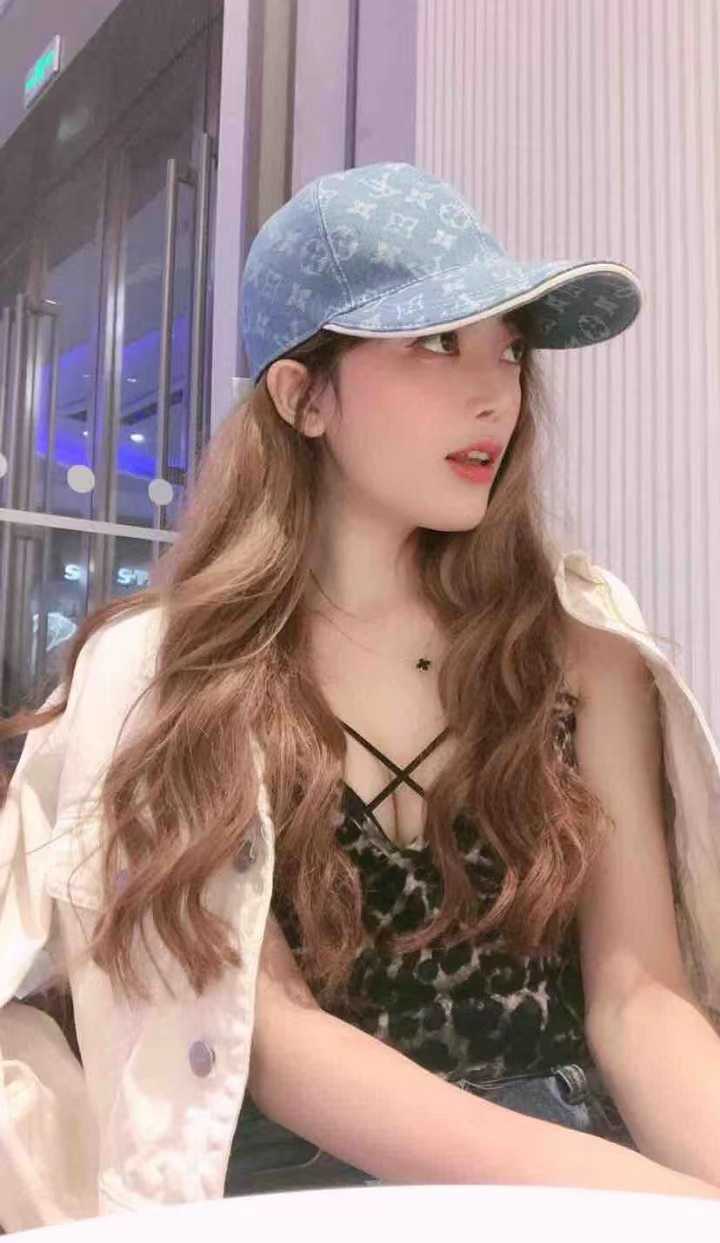 很会穿搭的小妞