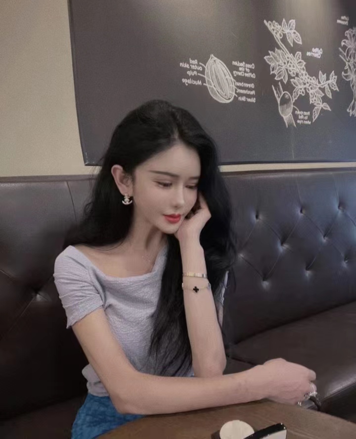 身材颜值都不错