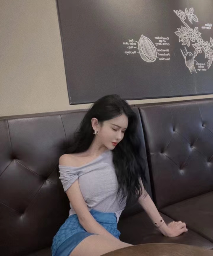 身材颜值都不错