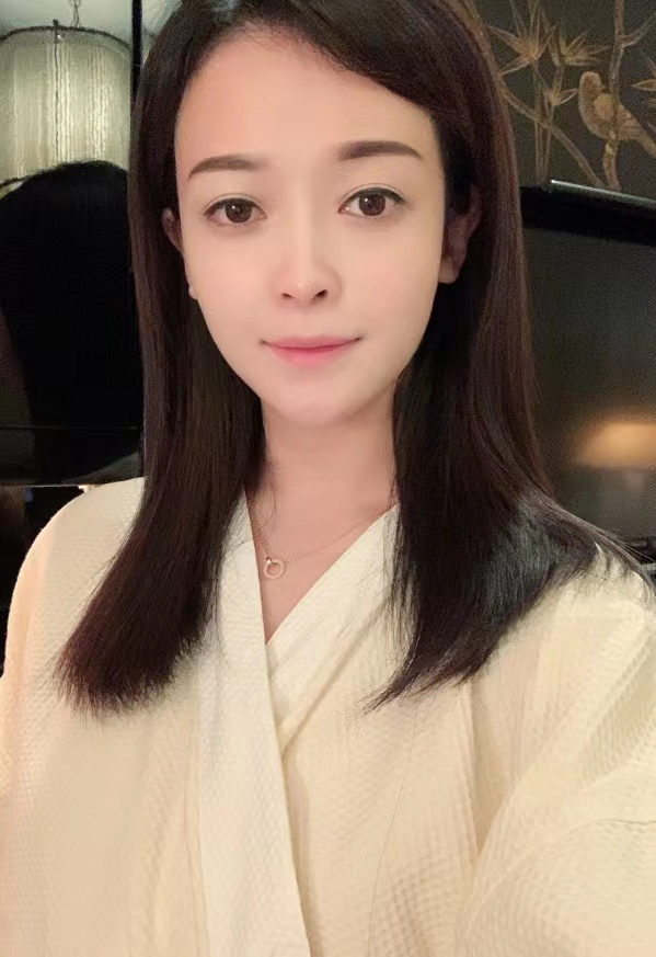 雪白大灯晃眼睛