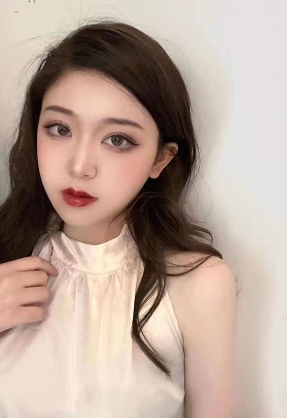 娇小可爱的妹子