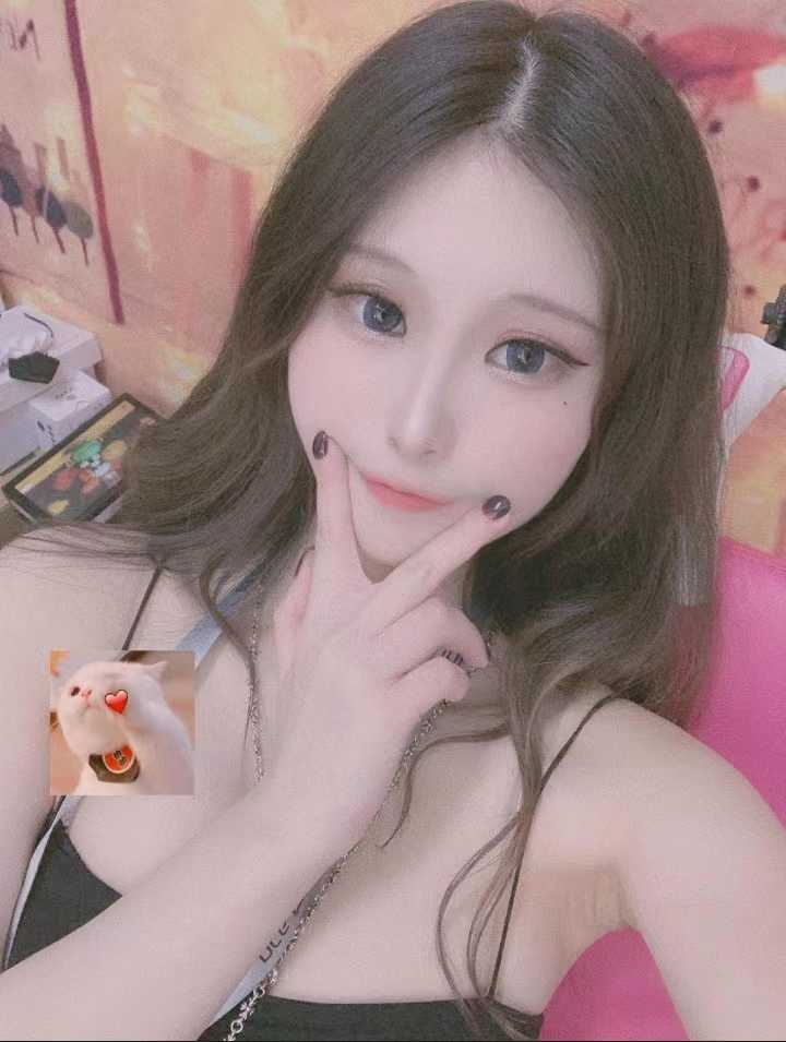 舌头灵活，眼神会放电