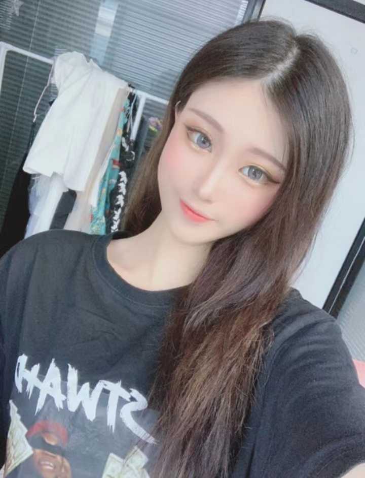 舌头灵活，眼神会放电