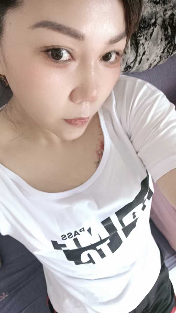 纹身少妇，很热情