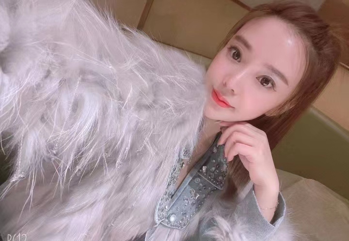 皮肤很滑干净妹子