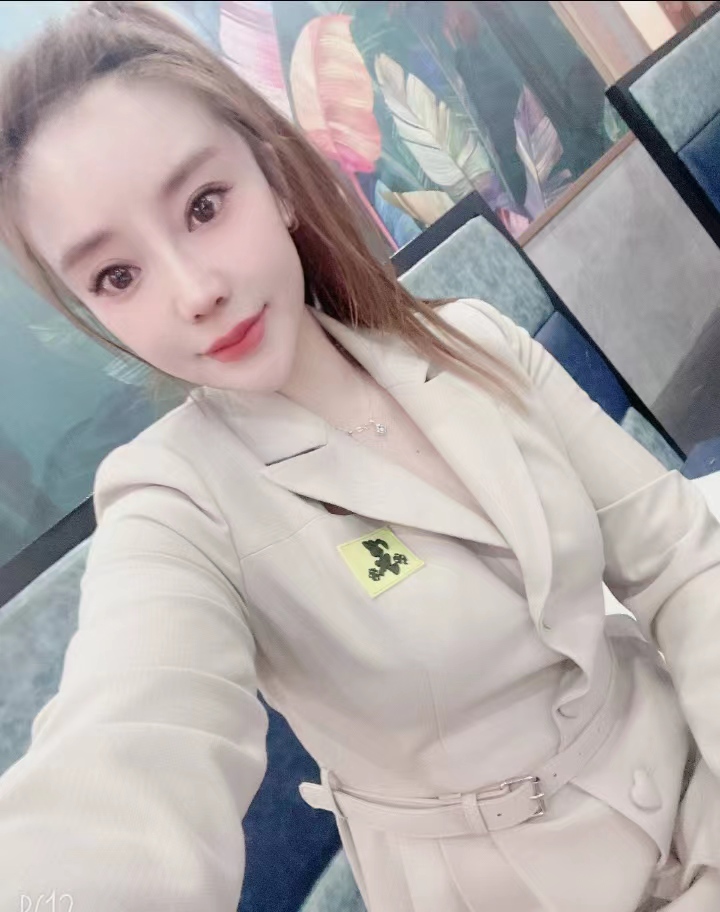 皮肤很滑干净妹子