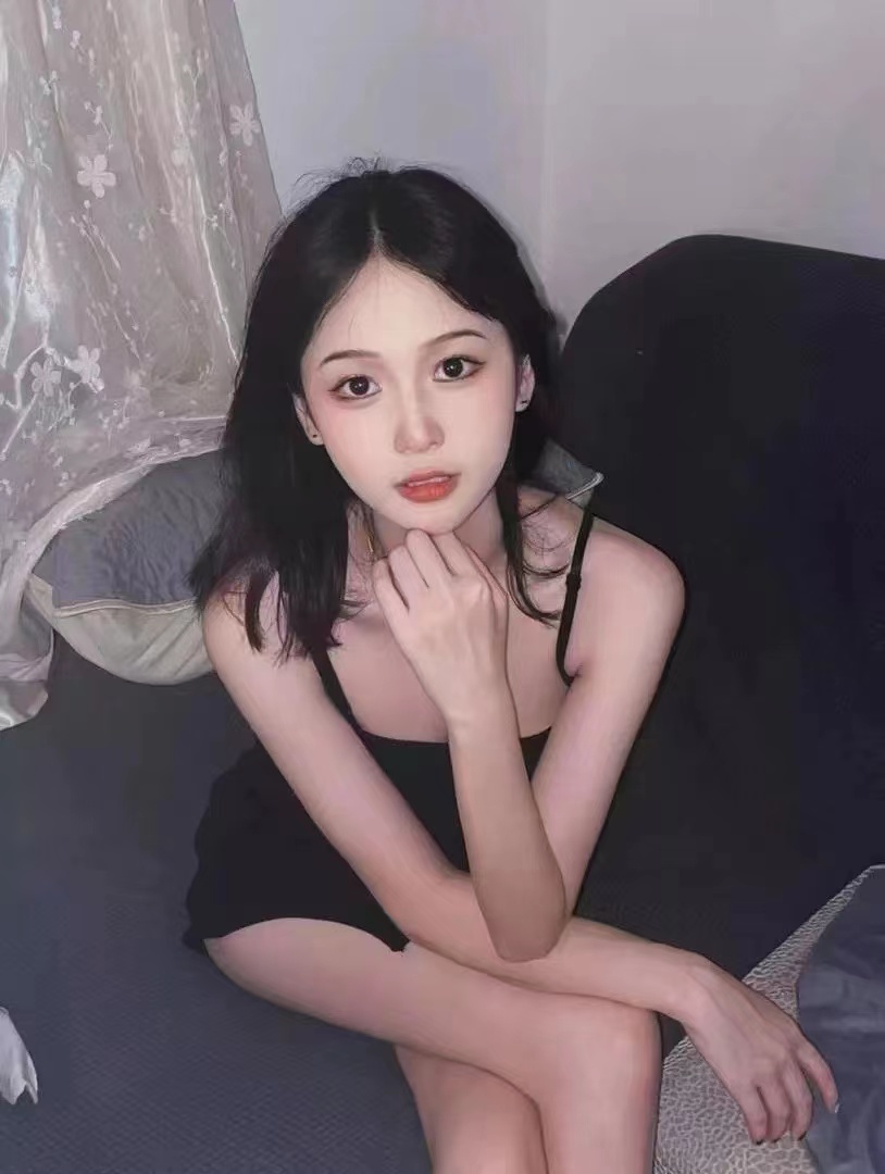 清纯可爱，娇小玲珑，皮肤白皙