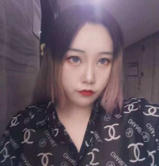 眼神勾魂，屁股随便打的小妞