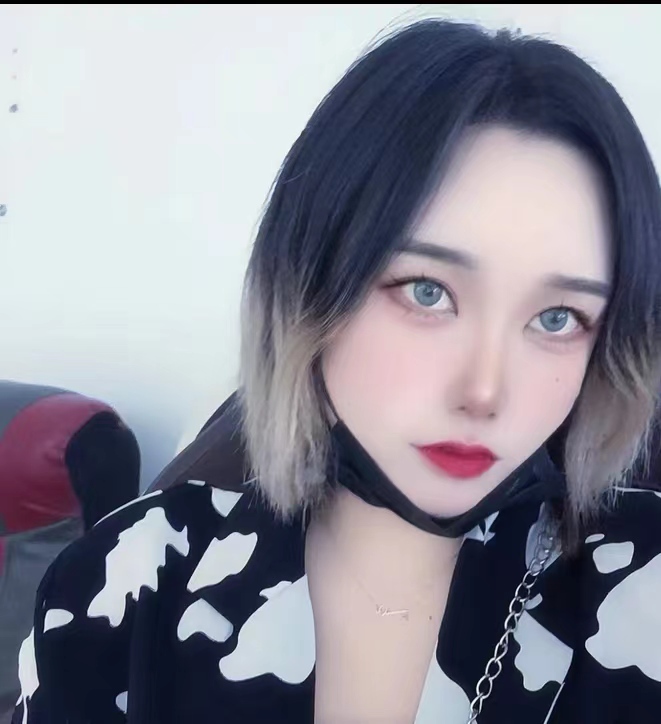 眼神勾魂，屁股随便打的小妞