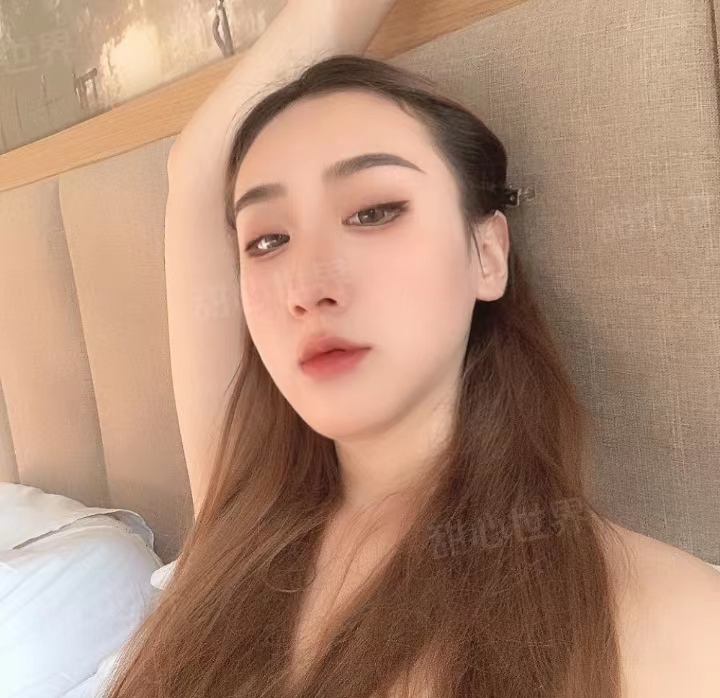 高挑细眼怪女孩