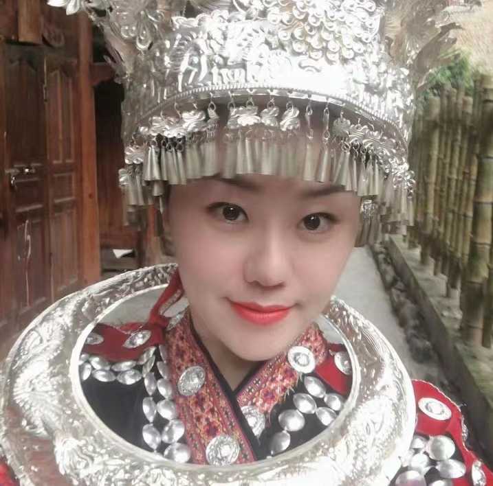 有名族服装的小妹