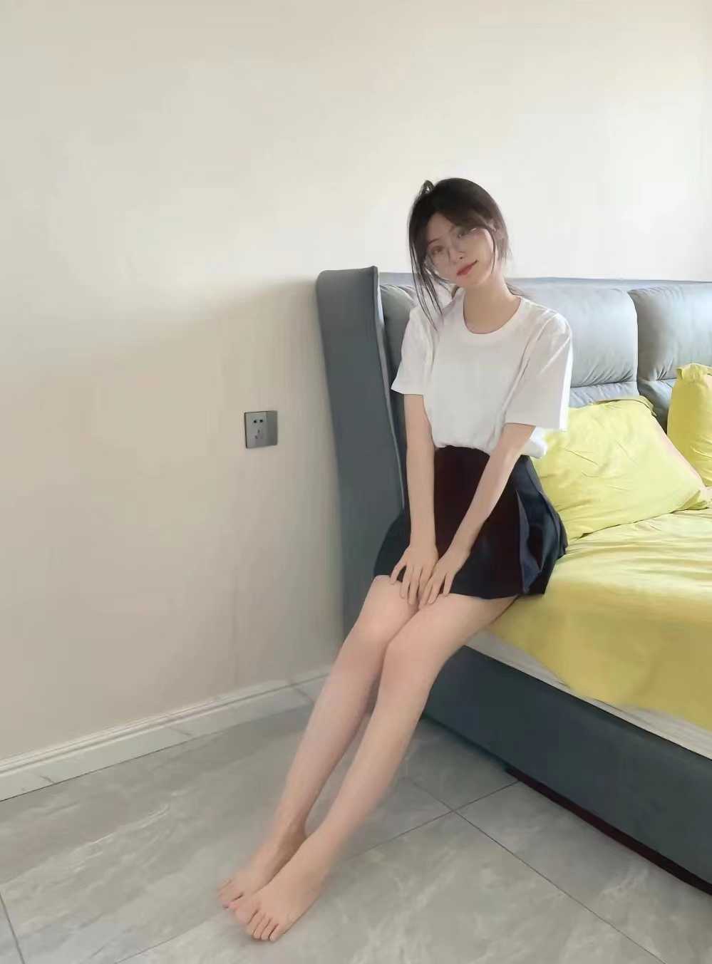 肤白貌美，清纯可爱不失性感