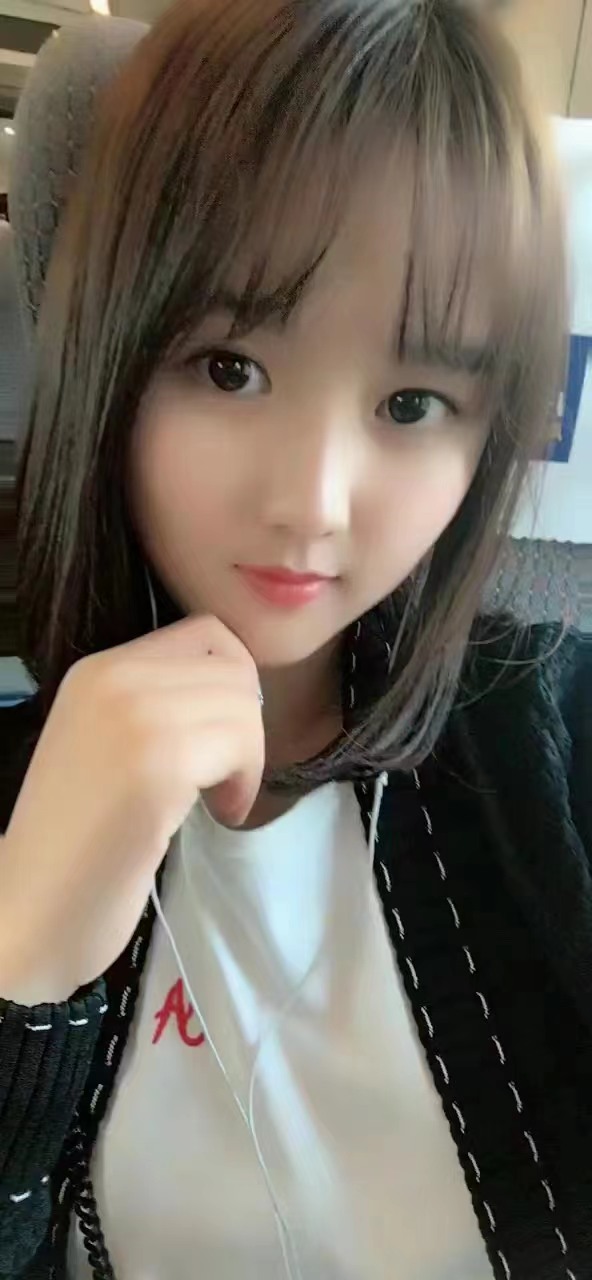 白白嫩嫩的短发小妹，还会饭食的