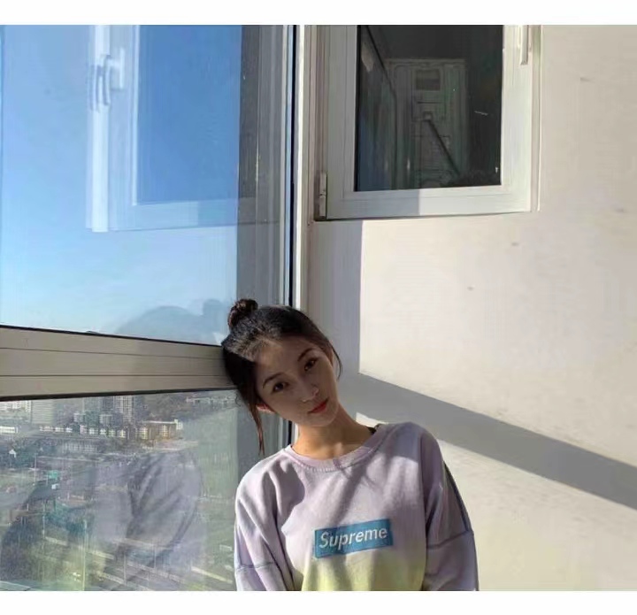 学生爱笑的女孩