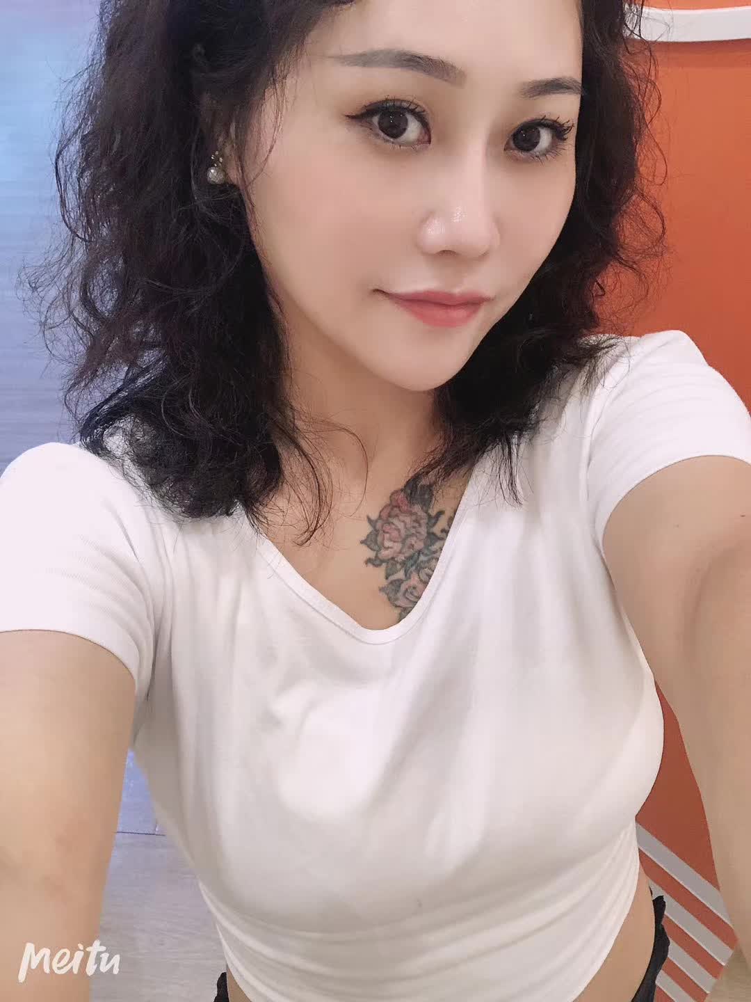 崇川厂妹，湖北人，皮肤白