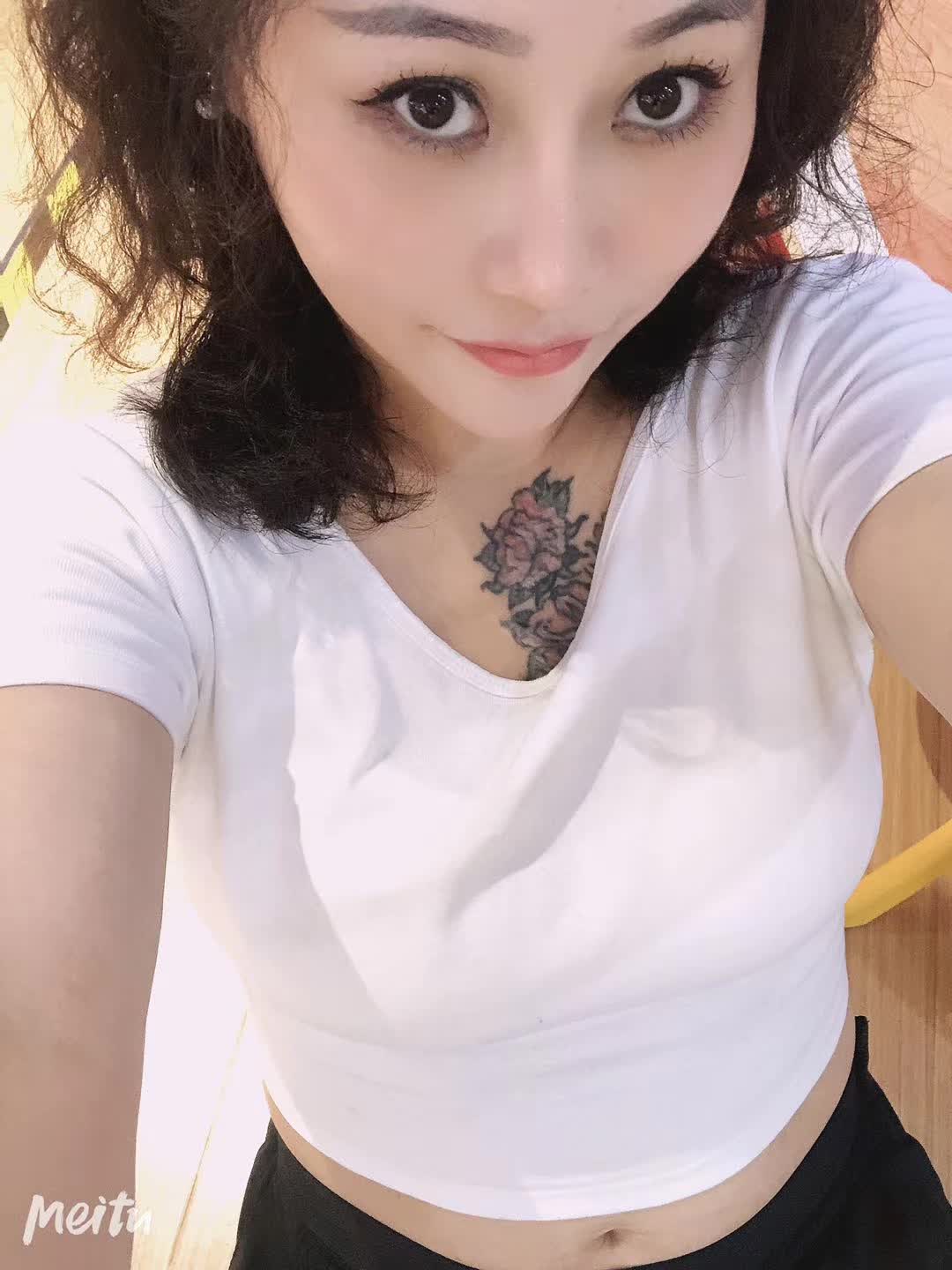 崇川厂妹，湖北人，皮肤白