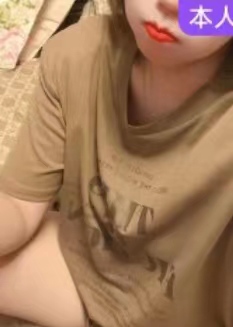 穿着睡衣的年轻妹子