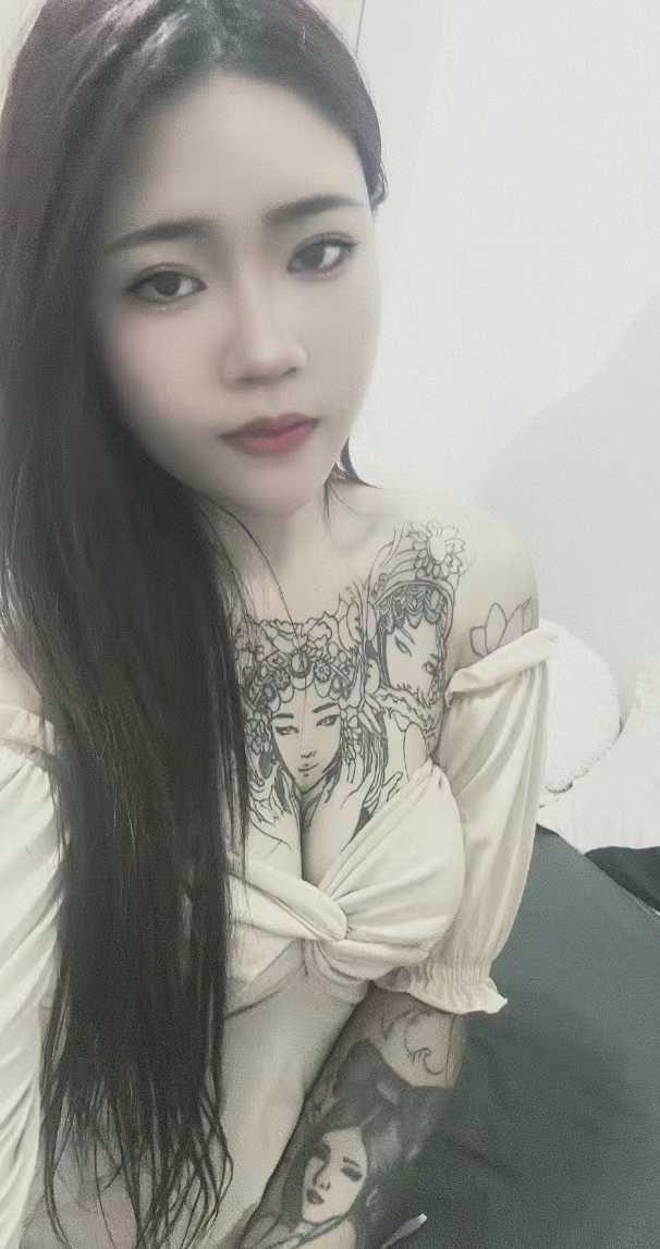 超级性感的纹身小妹