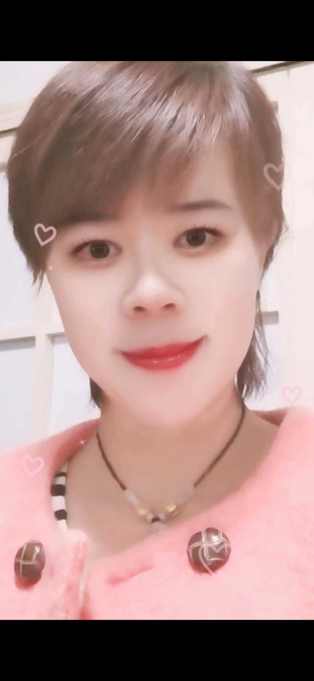 适合卸货的短发少妇