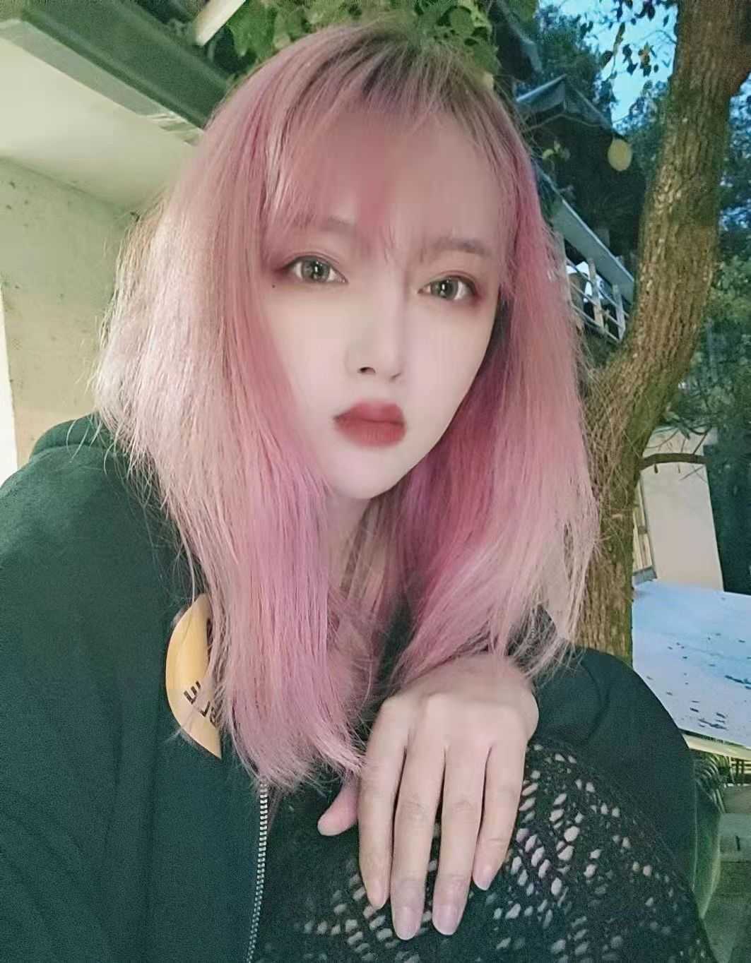 制服多多的大胸小姐姐