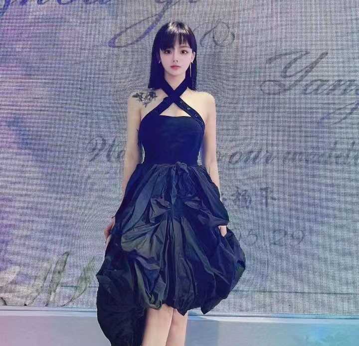 皮肤很白很滑的会所出来妹子