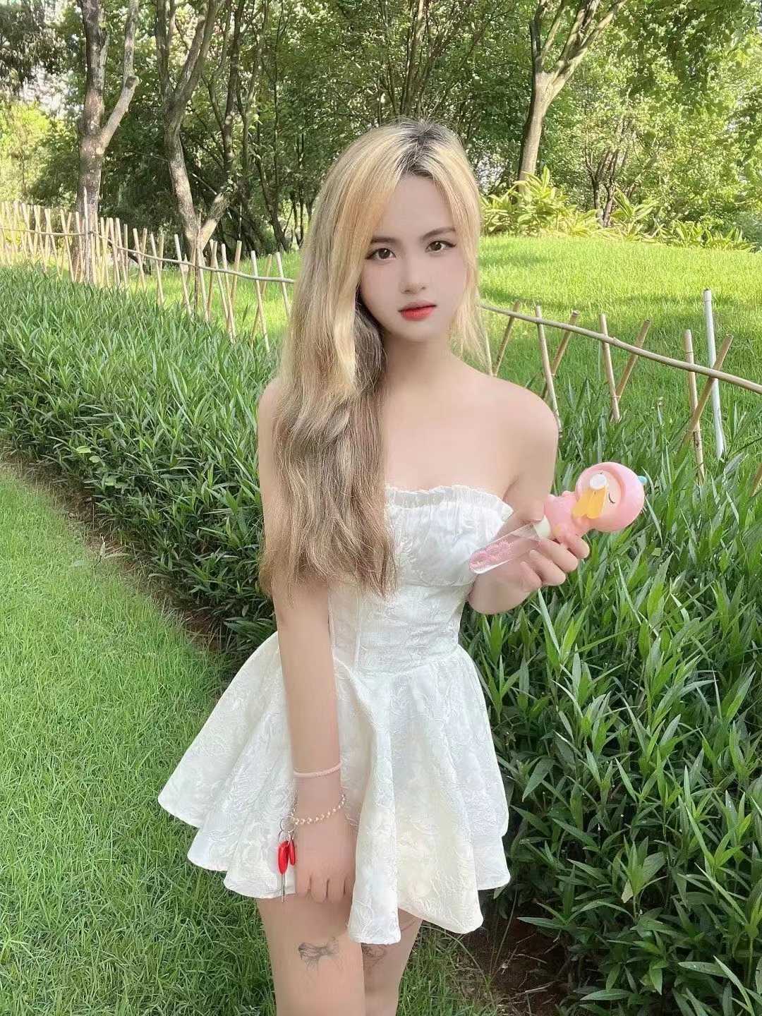 娇小可爱的金发小妹儿