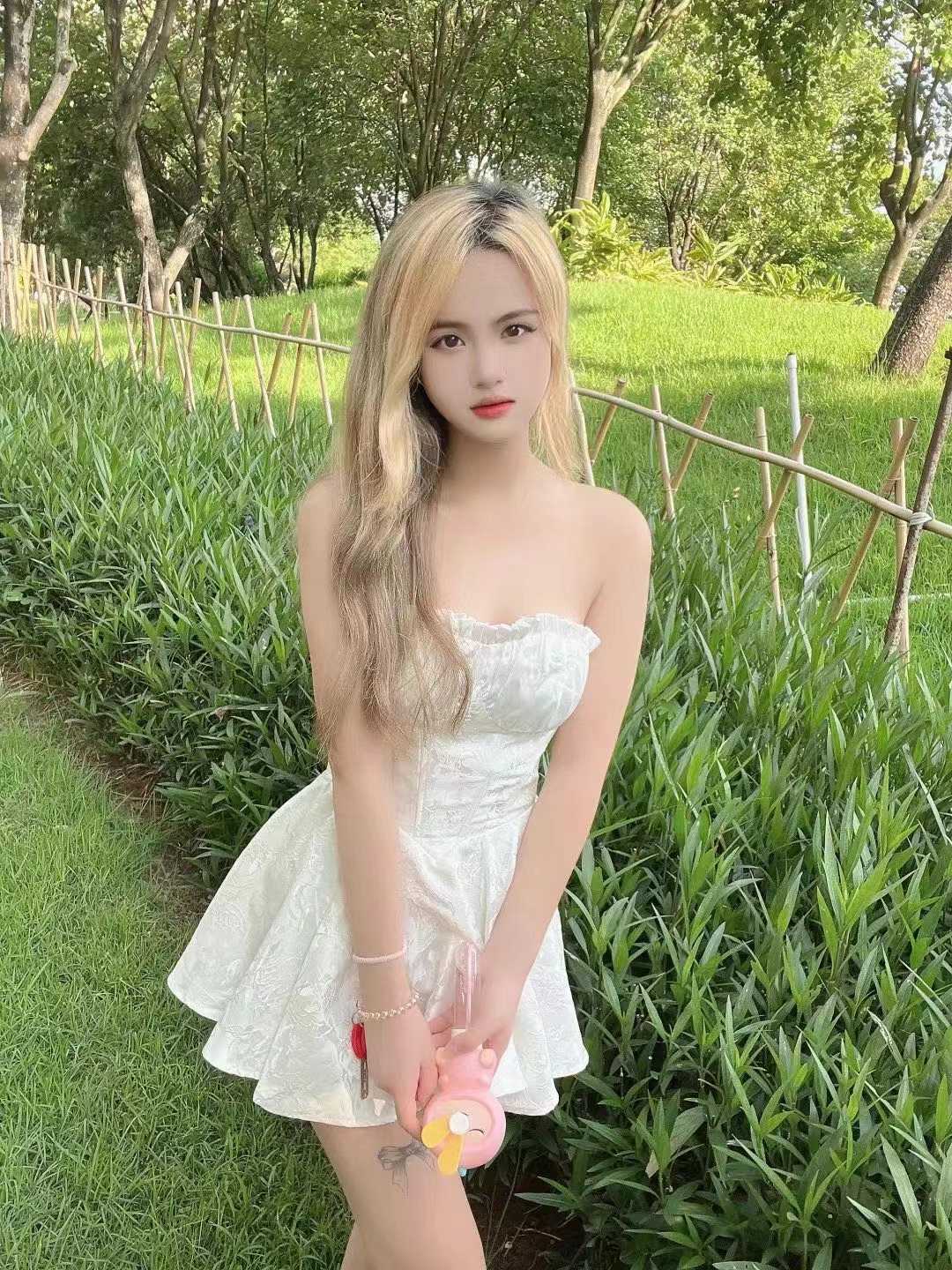 娇小可爱的金发小妹儿