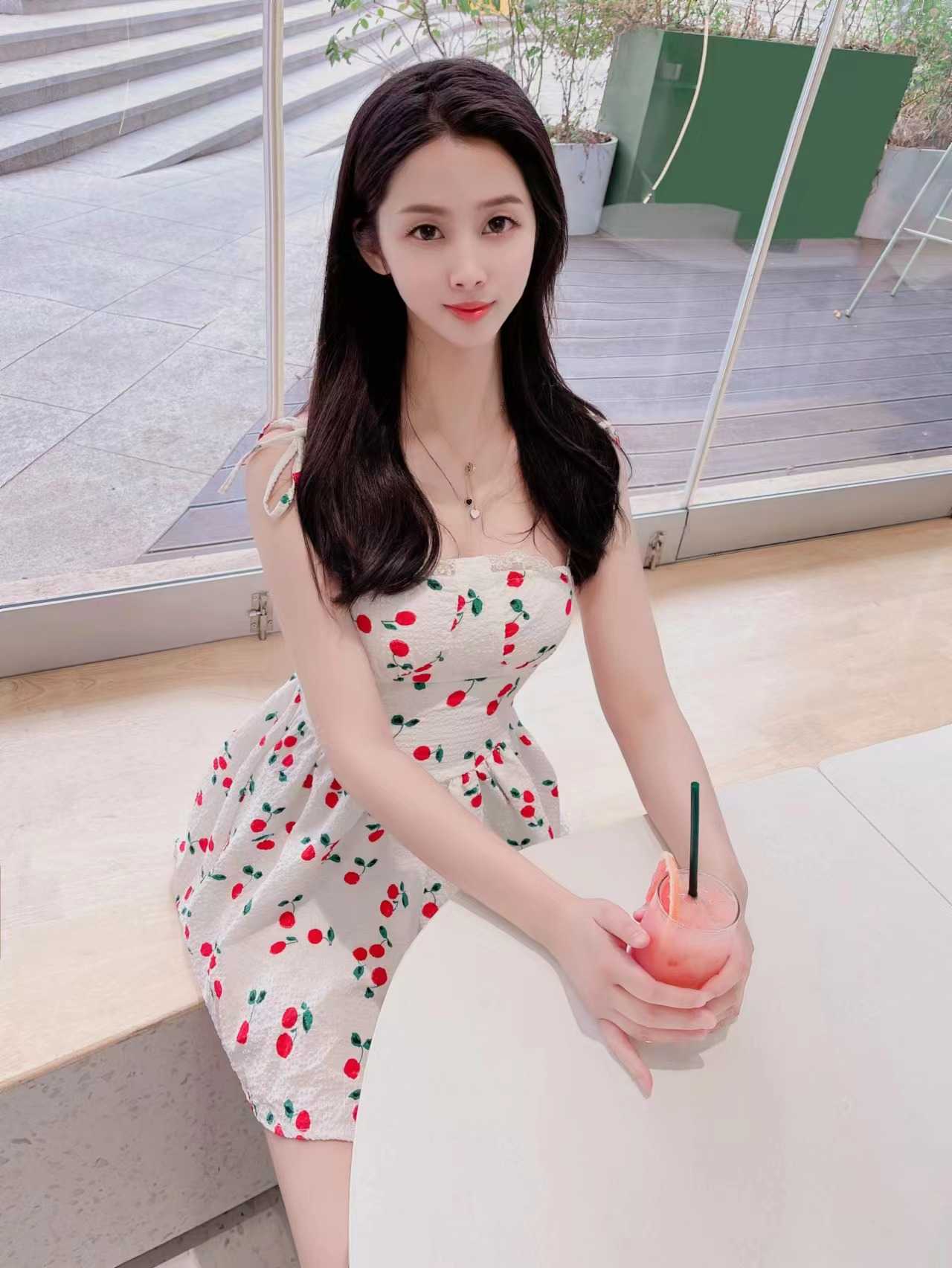 强烈推荐一性感火辣的小姐姐