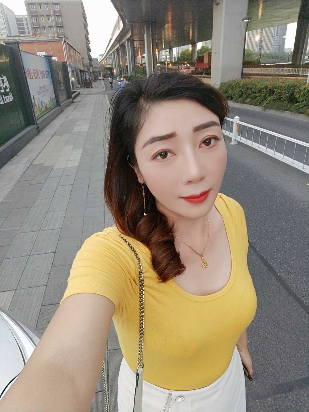 我四川人，一个在杭州打工的，空的时候时不时出来约会，希望找一