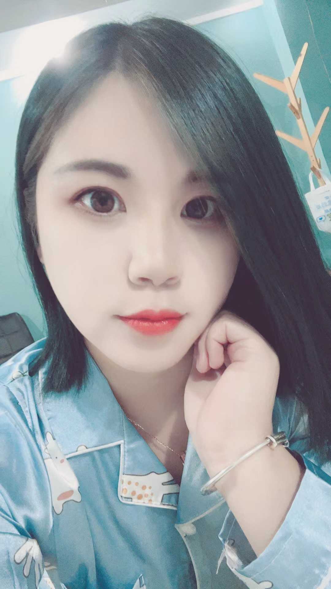 胸很大很美的一个妹子